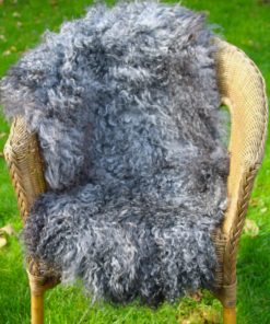 gotland-schapenvacht-grijs-g5-op-stoel-