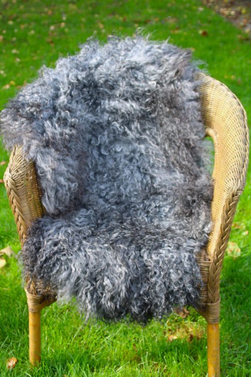 gotland-schapenvacht-grijs-g5-op-stoel-