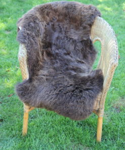 schapenvacht-donkerbruin-dikke-wol-gefotografeerd in de schaduw